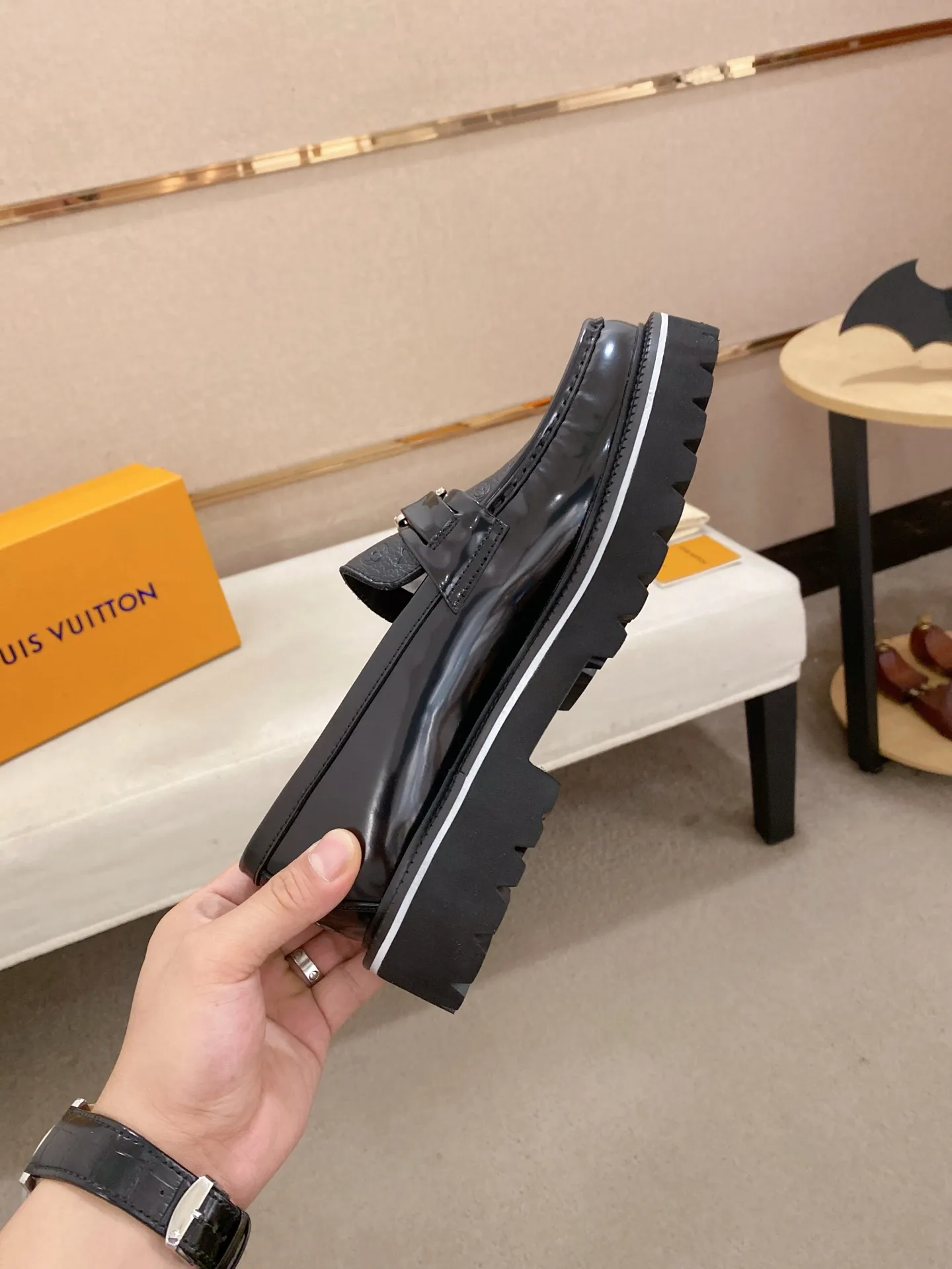 Men's shoes💰 580💰🌲 LV's top 🔍🔍 new men's leather shoes 🚹 are on sale at the same time at counters ⚠The uppers are imported cowhide from Italy, the entire imported cowhide lining, imported accessories 💪💪, completely 1⃣️ to 1⃣️ replica 🇮🇹💪 💪, ⚠Sole: The original sole is specially provided by the original factory, the exclusive movable molded sole is super comfortable, ⚠The original factory follows the order, 🔍🔍high quality, you can enter and exit the counter at will, welcome to compare⚠Size: 38-45